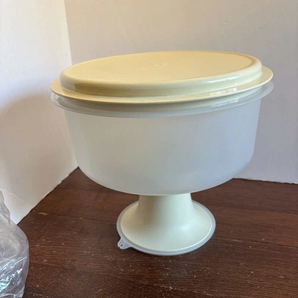 4 pc Round Tupperware Cake Keeper Taker 1710-2, Punch Bowl, 1695-2 ,Veg/ Dip New